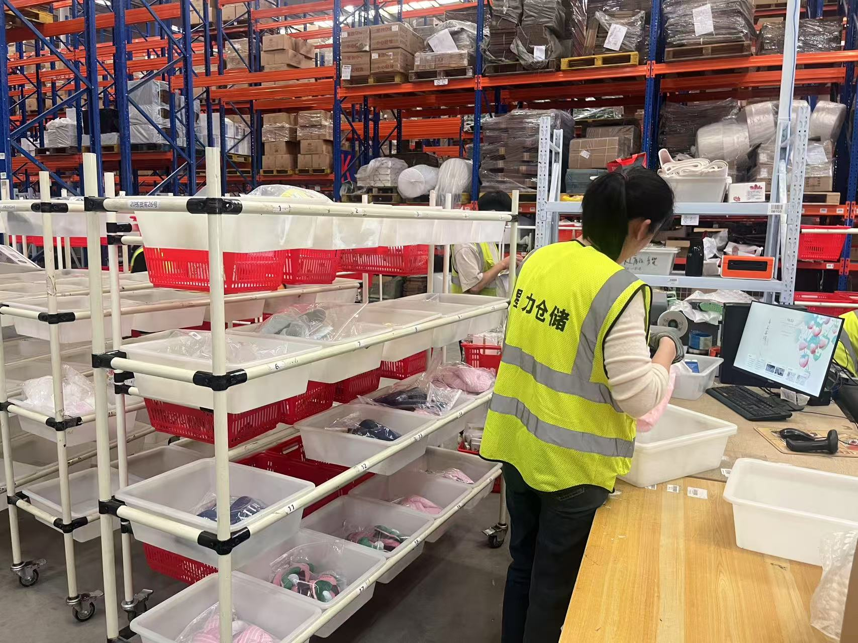 幼饰品仓库托管时，，，，，，，若何实现多SKU的精密化治理？？？？？？？